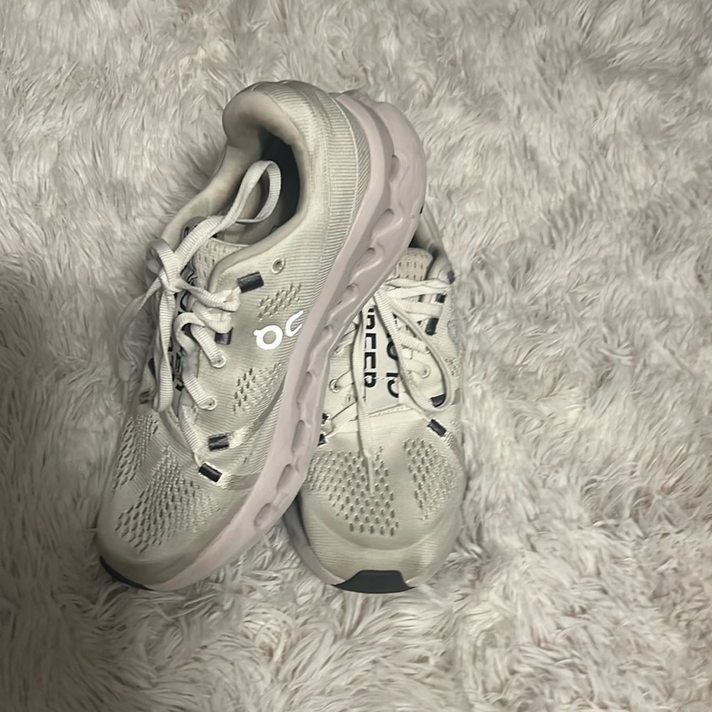 On cloud  cloudsurfer tennis shoes size 7W.